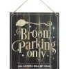 Hexenbesen Parken Dekoschild 1 Hexenbesen Parken Dekoschild -Halloween Tischdekoration Verkäufe hexenbesen parken haengeschild broom parking only hanging sign halloween deko 51670 01